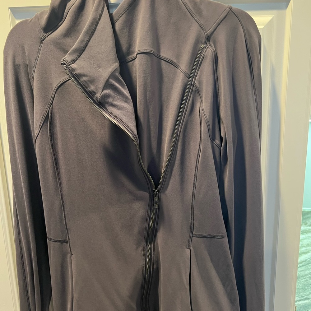 Lululemon zip up hoodie in good condition. Sits just below hip size 8
